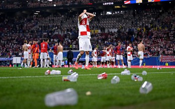 Ném cốc bia xuống sân phản đối cầu thủ, HLV: Vấn nạn nghiêm trọng tại EURO 2024