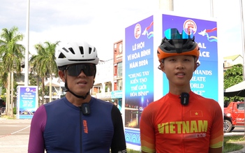 Hai cha con trên đường đua xe đạp: 'Áp lực nhân đôi, khó khăn sẻ nửa’