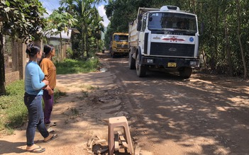 Quảng Ngãi: Xe tải chở đất cày nát đường quê, người dân ngao ngán