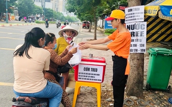 'Cơm treo’ miễn phí ở Sài Gòn, ai cần cứ đến lấy một phần...