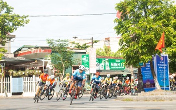 Giải đua xe 'Điểm đến Hòa bình': Đường đua căng thẳng, người dân hò reo tiếp sức