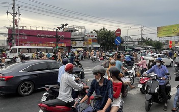 Long An: Xe khách tông hàng loạt xe máy đang dừng đèn đỏ
