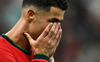 Ronaldo khóc nức nở khi sút hỏng phạt đền, lập kỷ lục buồn ở EURO