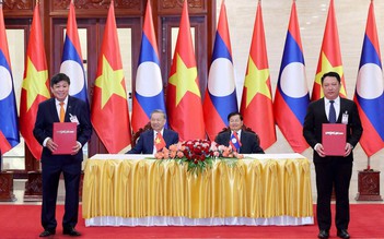 Vietjet trao thỏa thuận tăng cường kết nối vận tải hàng không Việt Nam - Lào