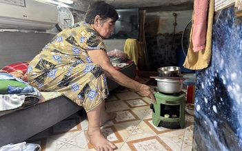Cụ bà 80 tuổi sống gần 30 năm trong chiếc 'hộp' dưới cầu thang chung cư