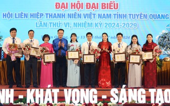 Trao Kỷ niệm chương Vì thế hệ trẻ cho 12 cán bộ tỉnh Tuyên Quang