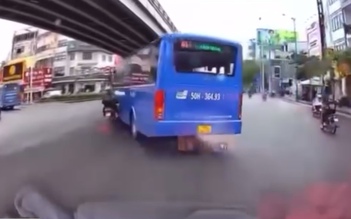 Xe buýt 'tạt đầu' ép ngã người đi xe máy ở TP.HCM