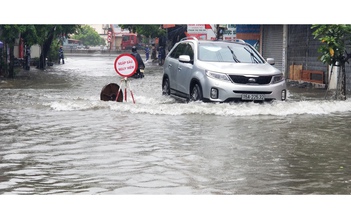 Hải Phòng: Mưa lớn làm ngập lụt nhiều tuyến phố