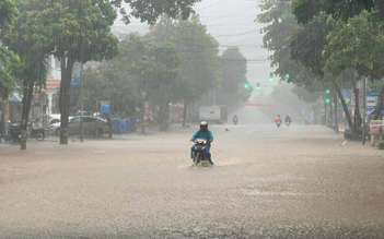 Bão số 2 khiến mực nước sông Mekong hạ nguồn tăng nhanh, thượng nguồn vẫn thấp