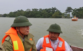 Phó thủ tướng Lê Thành Long thị sát vùng 'rốn lũ' Hà Nội