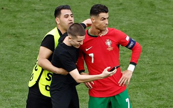 Chạy xuống sân gặp thần tượng Ronaldo, CĐV bị lực lượng an ninh đánh đập, UEFA vào cuộc