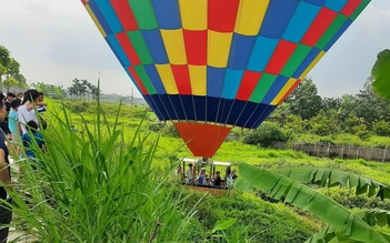 Thực hư chuyện khinh khí cầu chở 9 người 'rơi xuống ruộng lúa'