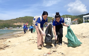 Sinh viên Lào tình nguyện nhặt rác trên bãi biển Bình Định