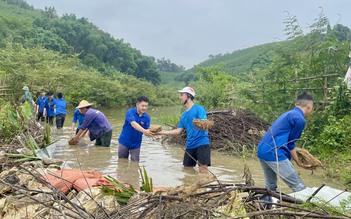 Về bản giúp dân