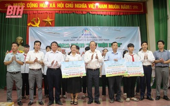 Tặng tủ sách và thiết bị cho trường học ở Thanh Hóa, Nghệ An