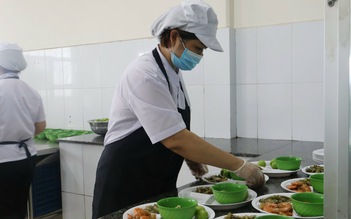 TP.HCM lo ngại ngộ độc thực phẩm từ hàng rong quanh khu công nghiệp