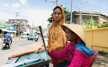 Nữ sinh phụ ngoại bán vé số mong được tiếp tục đến trường