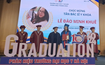 Tân bác sĩ chỉ đủ điểm đỗ đại học được vinh danh thủ khoa ngày tốt nghiệp