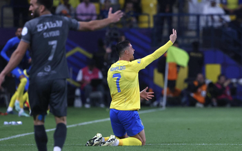 Sau cơn bão YouTube, Ronaldo trở về thực tại: CLB Al Nassr bị giới chủ bỏ rơi