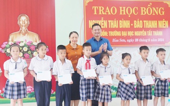 Trao 90 suất học bổng Nguyễn Thái Bình - Báo Thanh Niên tại Thanh Hóa, Nam Định