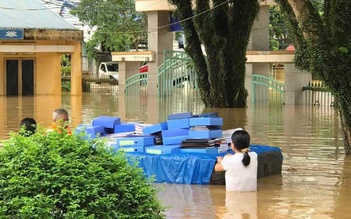 Trường học trong bão lũ: An toàn cho học sinh là quan trọng nhất