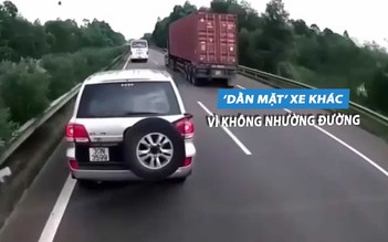 Không được nhường đường, tài xế ô tô 'nổi điên' lạng lách chặn đầu xe khác