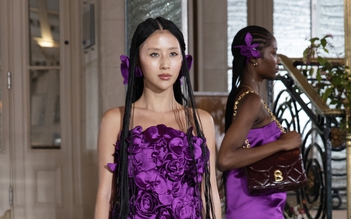 Quỳnh Anh Shyn diễn vedette tại London Fashion Week