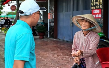 Xúc động clip cụ bà lượm ve chai góp tiền ủng hộ vùng lũ: 'Thương ngoại quá!'