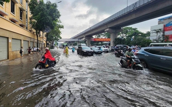 Mưa lớn ngập đường, người Hà Nội lại bì bõm đi làm