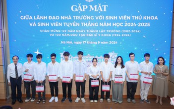 Tân sinh viên xuất sắc 'hãy để những vinh quang lùi vào quá khứ'