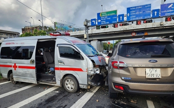 TP.HCM: Xe cấp cứu bị tai nạn liên hoàn trên đại lộ Võ Văn Kiệt