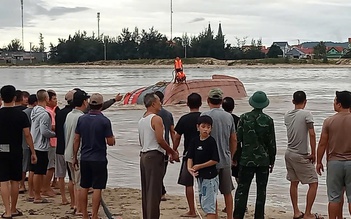 Quảng Bình: Sóng đánh lật tàu cá đang neo đậu tránh bão số 4