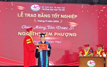 Người phụ nữ U.60 nhận bằng tốt nghiệp đại học loại giỏi toàn khóa