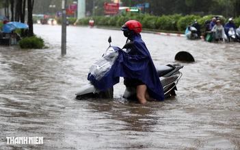 Hà Nội mưa rất lớn, cảnh báo ngập lụt nhiều tuyến phố