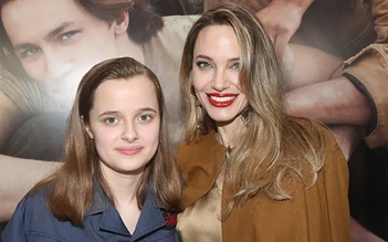 Angelina Jolie và con gái Vivienne cùng xăm hình giống nhau