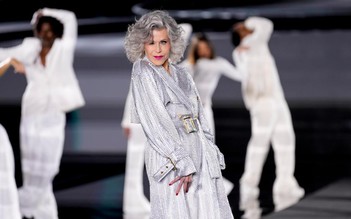 Minh tinh 87 tuổi Jane Fonda gây kinh ngạc khi catwalk tại Paris Fashion Week