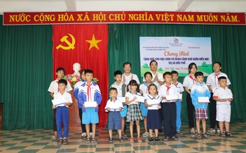 Chi hội báo chí Trung ương tại Quảng Ngãi trao quà cho học sinh nghèo