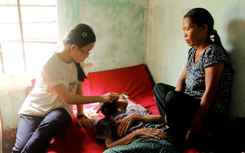 Cô học trò nghèo nhặt ve chai phụ mẹ nuôi bà và món quà ý nghĩa đầu năm học