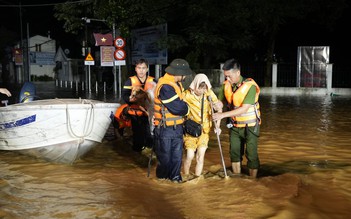 Nước sông Hồng tràn đê, Công an Yên Bái trắng đêm di dời hàng trăm người dân tránh lũ