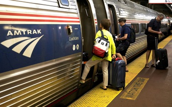 Chờ tàu điện, một hành khách bị xô ngã xuống đường ray ở New York