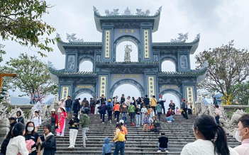 Du khách nước ngoài viếng chùa Linh Ứng ngày Tết Dương lịch 2025