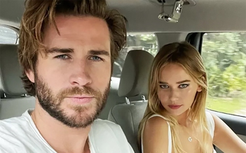 Bạn gái đăng ảnh tình tứ bên Liam Hemsworth