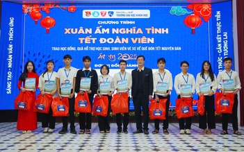 Nhận học bổng cận tết, sinh viên nghèo xúc động ‘có thêm tiền để phụ giúp mẹ’