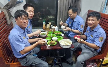 Lặng thầm trên những chuyến tàu tết