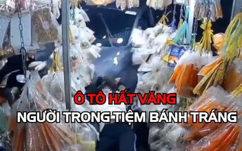 Khoảnh khắc ô tô lao vào tiệm bánh tráng ngày 28 tết

