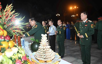 Quân khu 7 dâng hương Chủ tịch Hồ Chí Minh nhân dịp năm mới 2025