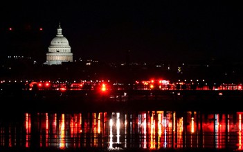 Máy bay chở 60 khách đâm trực thăng Black Hawk ở Washington, tìm thấy nhiều thi thể