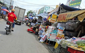 Buôn bán tràn lan trên vỉa hè, lòng đường