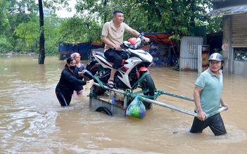 Dịch vụ xe kéo 'cõng' xe máy qua biển nước 'hốt bạc'
