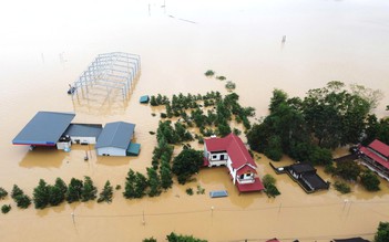 Hơn 15.000 ngôi nhà ở Thanh Hóa còn chìm trong biển nước